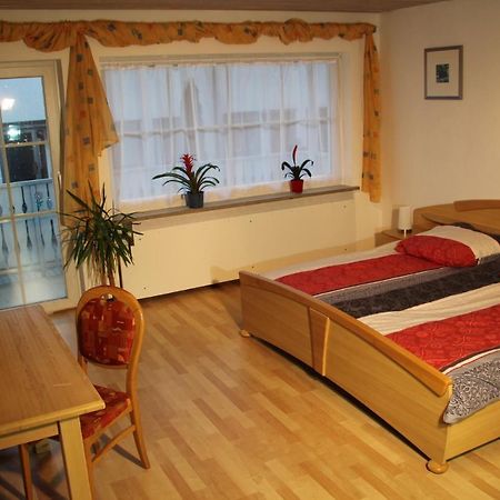 Ferienwohnung Mit 4 Schlafzimmer Fuer 2 Bis 9 Gaeste----Apartment With 4 Bedrooms For 2 To 9 Guests Nürnberg Exterior foto
